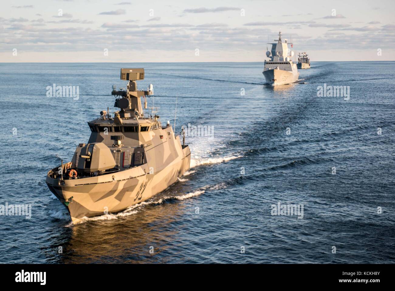 La marine finlandaise hamina-classe de missiles d'attaque rapide bateau plaisance hanko pn cuit en formation avec les navires de l'OTAN le 28 août 2017 dans la mer Baltique. (Photo par christian valverde par planetpix) Banque D'Images