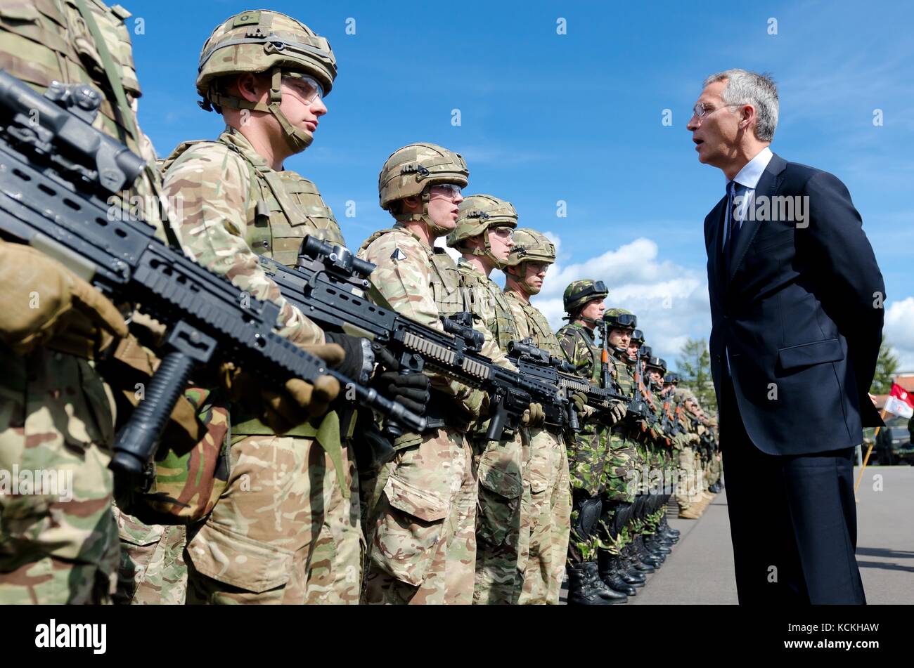 Le secrétaire général de l’OTAN, Jens Stoltenberg, s’adresse aux soldats britanniques déployés à l’appui d’une mission de présence avancée renforcée le 25 août 2017 à Bemowo Piskie, en Pologne. (Photo de John W. Strickland via Planetpix) Banque D'Images