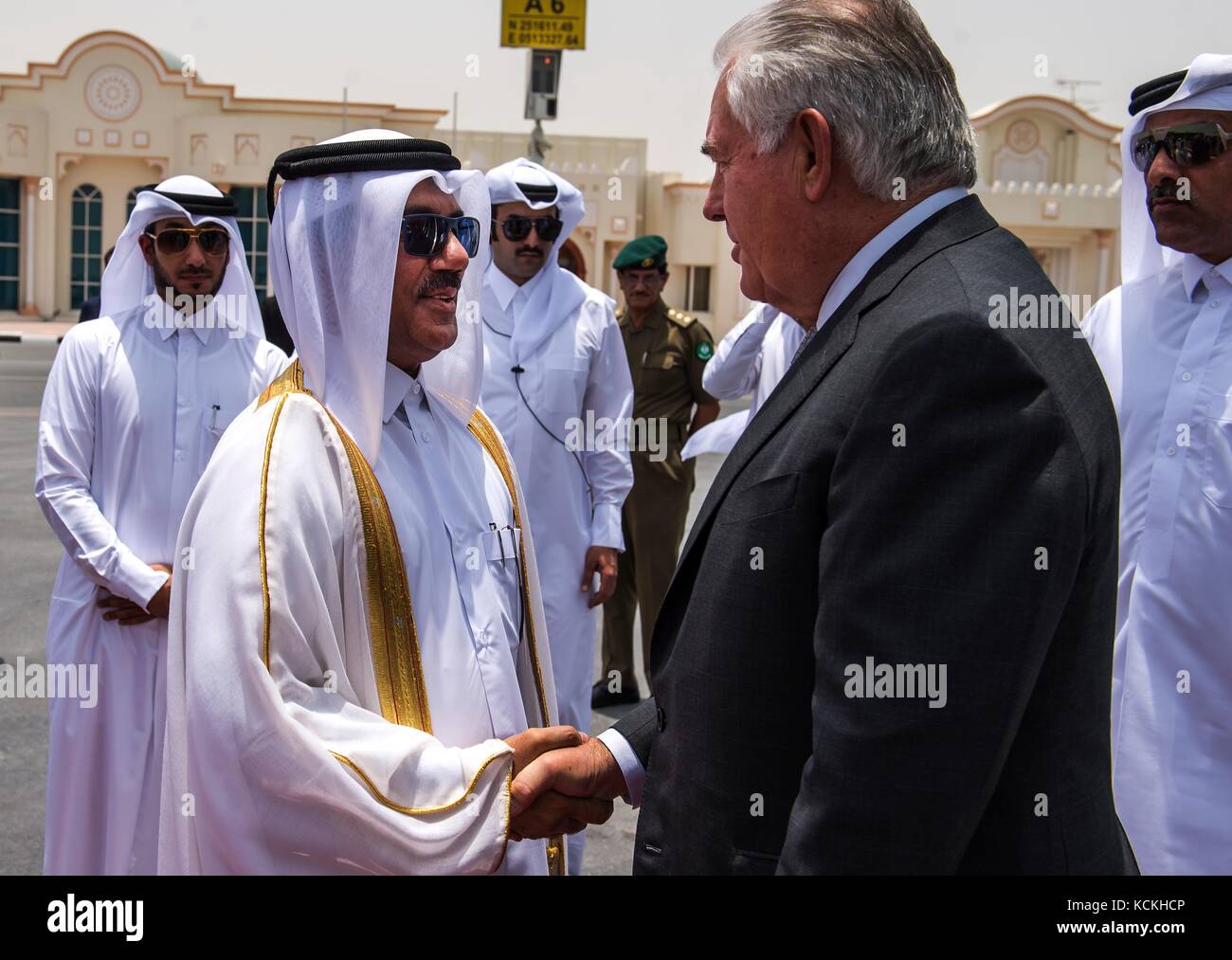 L'émir du Qatar, Cheikh Tamim bin Hamad al Thani (à gauche) accueille la secrétaire d'État des États-Unis, Rex Tillerson lors de son arrivée à la mer 13 juillet 2017, à Doha, au Qatar. (Photo par Trevor t. mcbride via planetpix) Banque D'Images