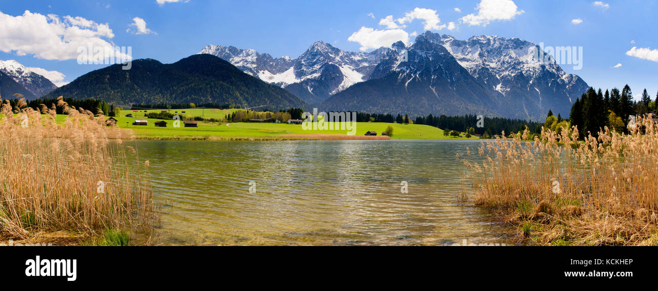 Paysage panorama grand angle en Bavière avec lac et montagnes des Alpes Banque D'Images