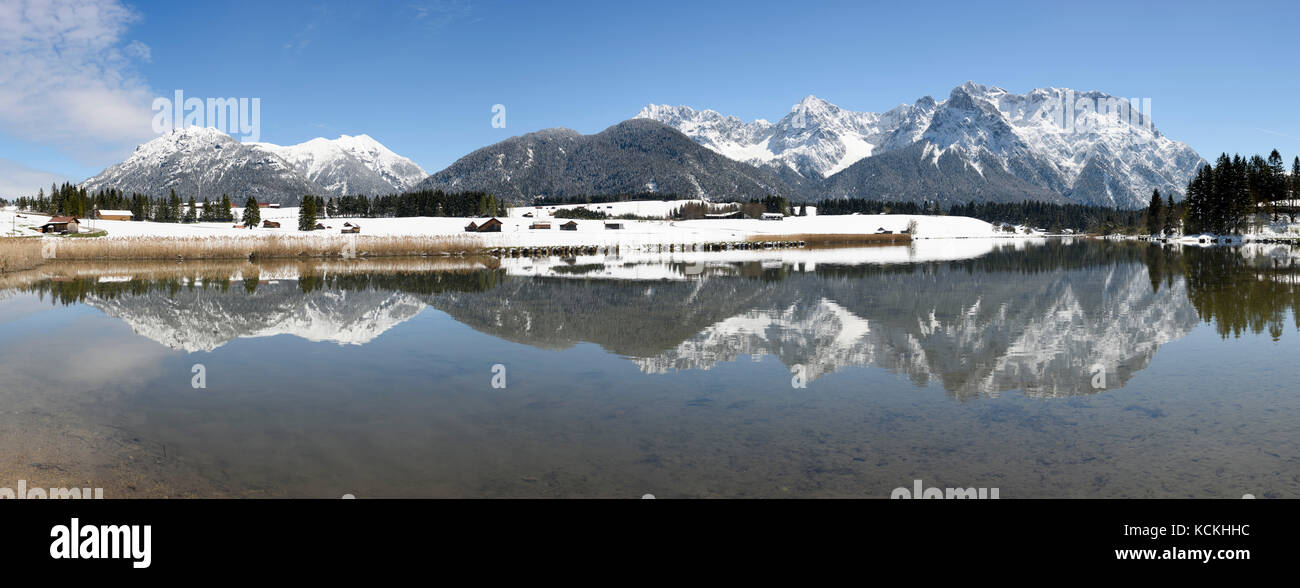 Paysage panorama grand angle en Bavière avec lac et montagnes des Alpes à l'hiver Banque D'Images