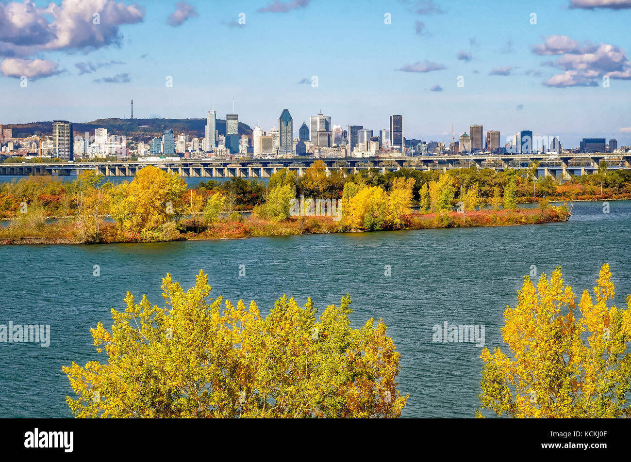 Vue à partir de la rive sud de Montréal au début de l'automne Banque D'Images