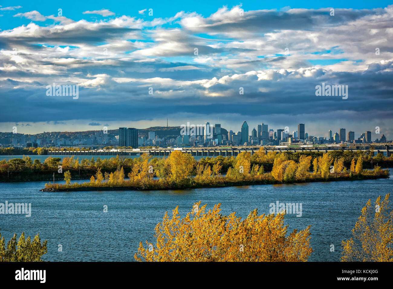 Vue à partir de la rive sud de Montréal au début de l'automne Banque D'Images