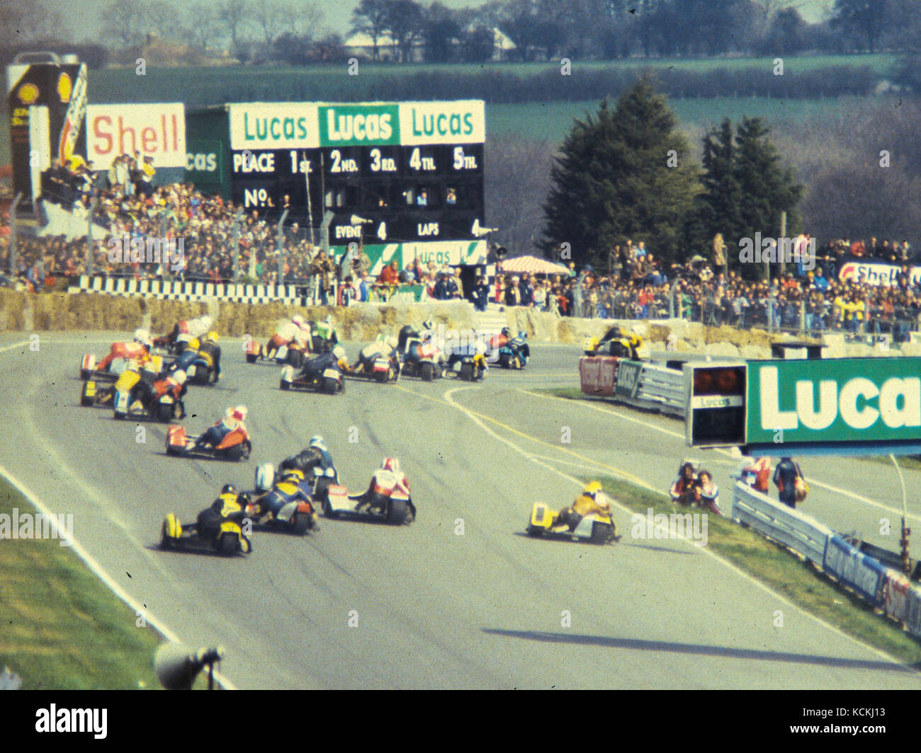 Des scènes de foule motorsport 1978 à 1986 numérisées à partir de 35mm et 1/2 plein cadre originaux. D'où du bruit et des rayures. Lot de 33 images. brands hatch, Hampshire et brighton. édité pour l'habillement, la mode, l'image corporelle, etc., l'histoire sociale historique quasi Banque D'Images