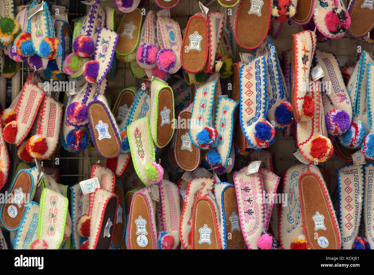 Chaussons moelleux multicolores à vendre à l'extérieur d'une boutique à  kerkira. Corfou, Grèce. chaussure en vente comme souvenirs de la ville  grecque de kerkira Photo Stock - Alamy
