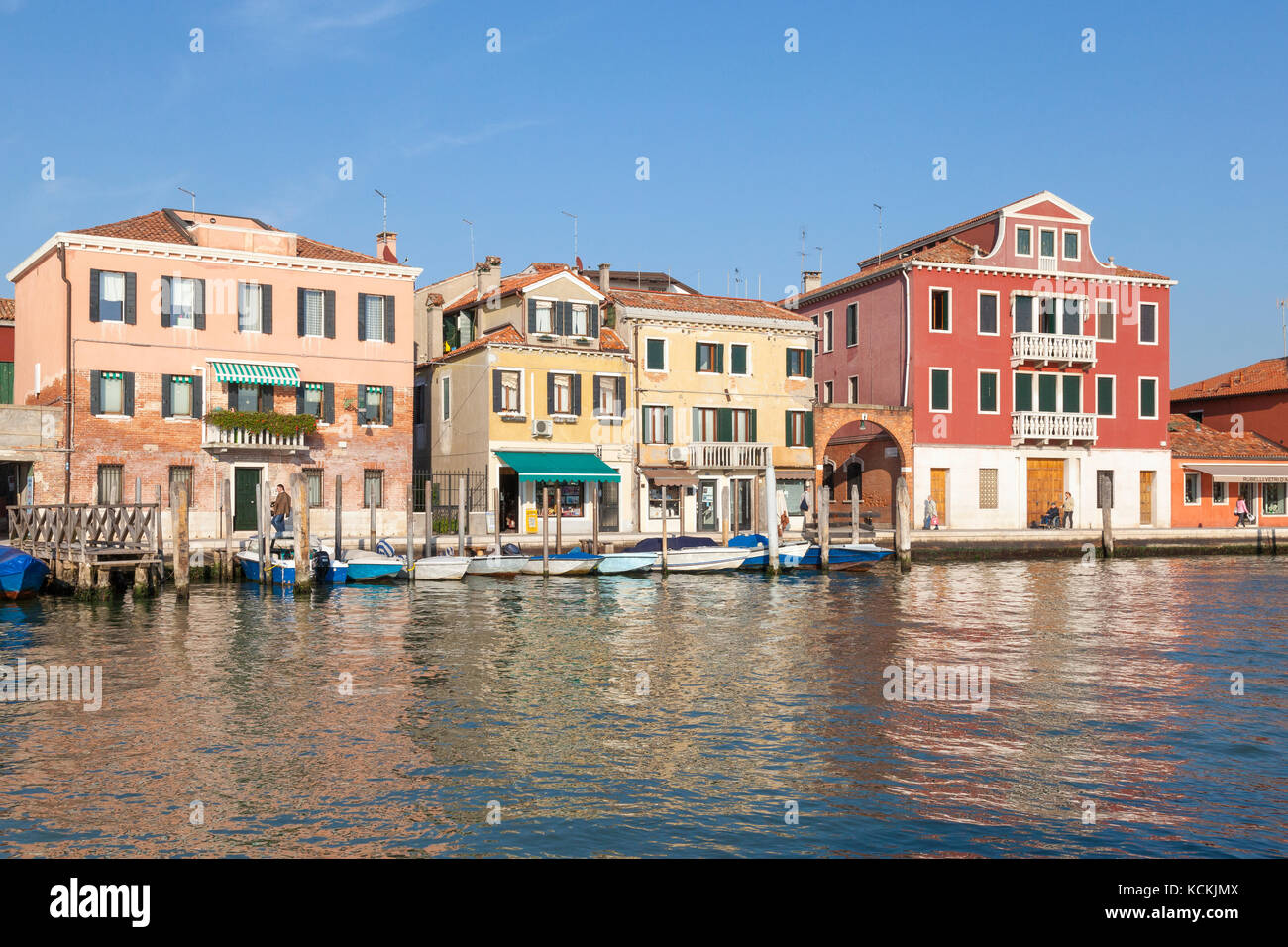 Fondamenta Venier, Murano, Venise, Vénétie, Italie dans la soirée la lumière avec des reflets du bâtiments colorés sur le canal Banque D'Images