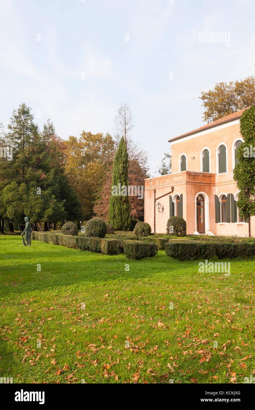 L'île de San Servolo, Venise, Italie. Vue d'une résidence de l'Université internationale de Venise situé dans un parc verdoyant au coucher du soleil au début de l'automne. Aussi connu Banque D'Images