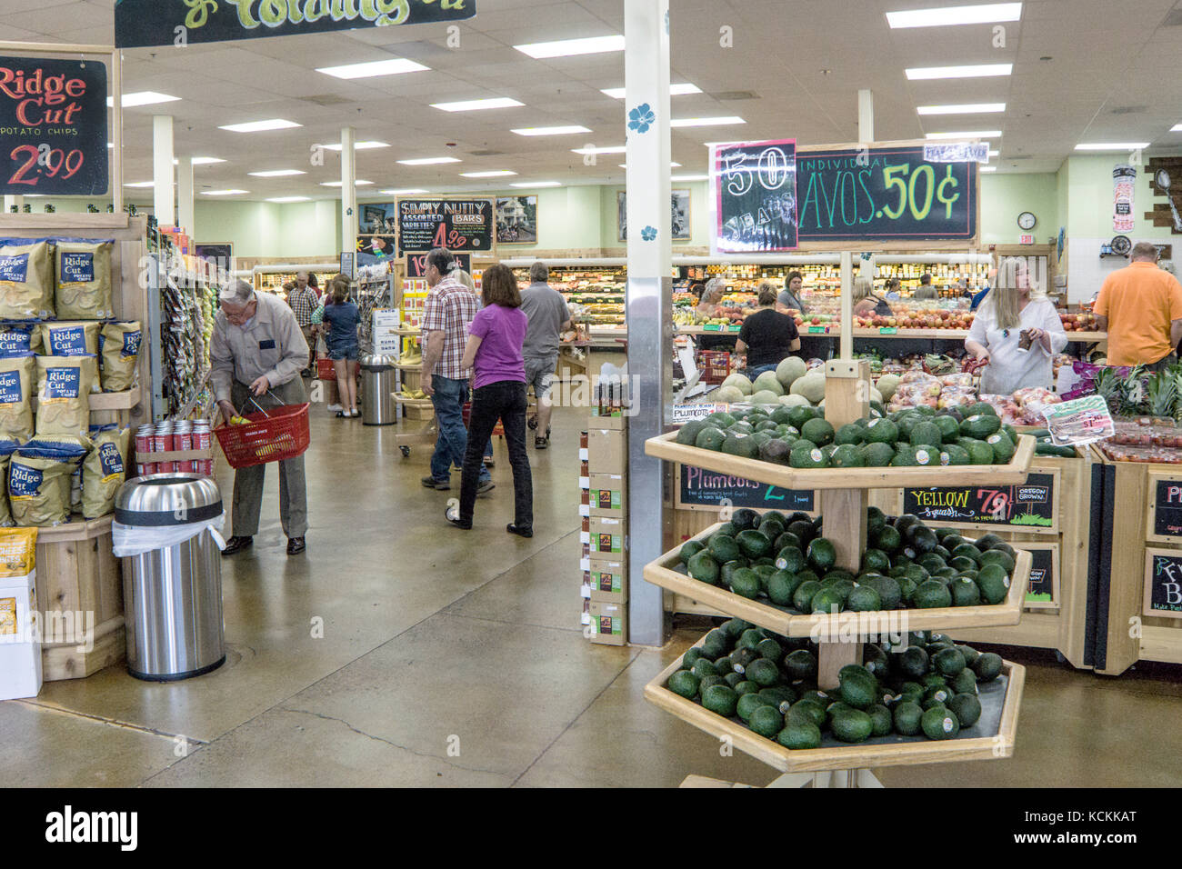 La section des produits frais avec des établissements autonomes de l'affichage des meilleurs avocats et aperçu des régions au-delà attendent les clients à Trader Joes Eugene Oregon Banque D'Images