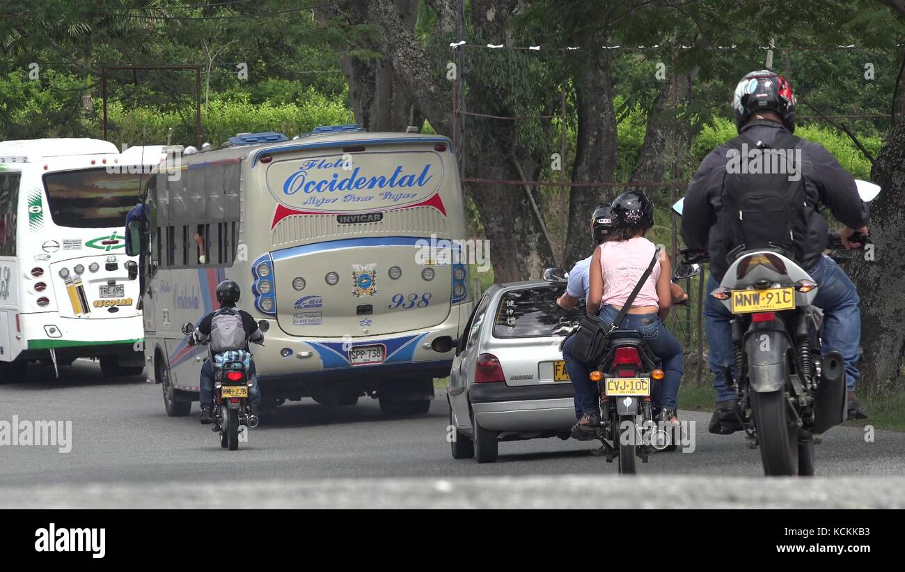 Colombie moto trafic voitures et bus Banque D'Images