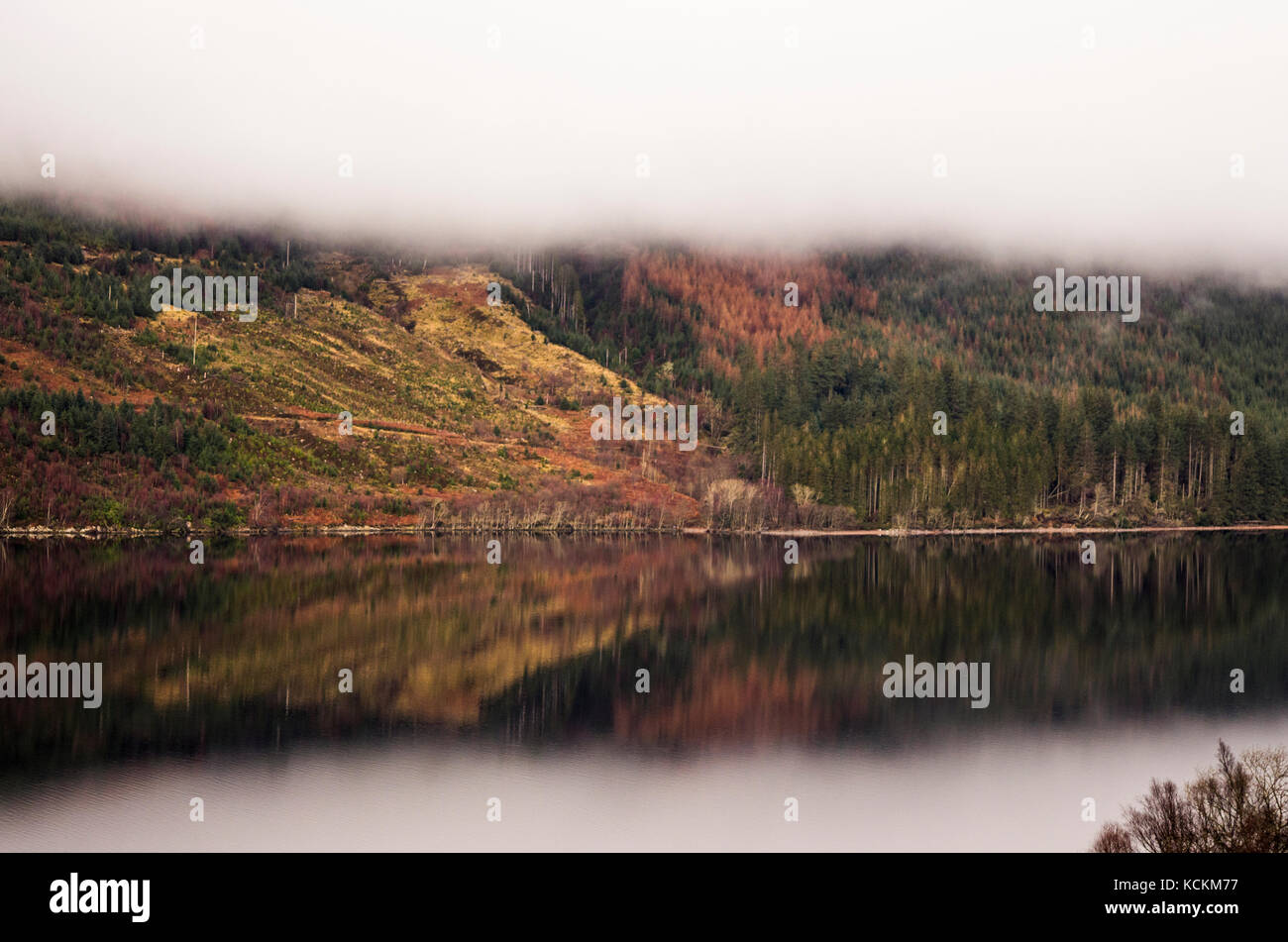 Les nuages bas sur les rives du Loch Lochy dans Great Glen, au nord de Fort William, l'Ecosse, Highland, Lochaber Banque D'Images