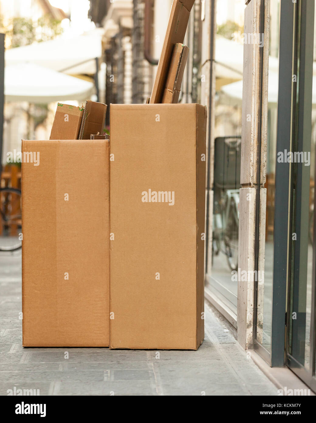 Le carton dans la rue devant un magasin de collecte en attente pour le  recyclage Photo Stock - Alamy
