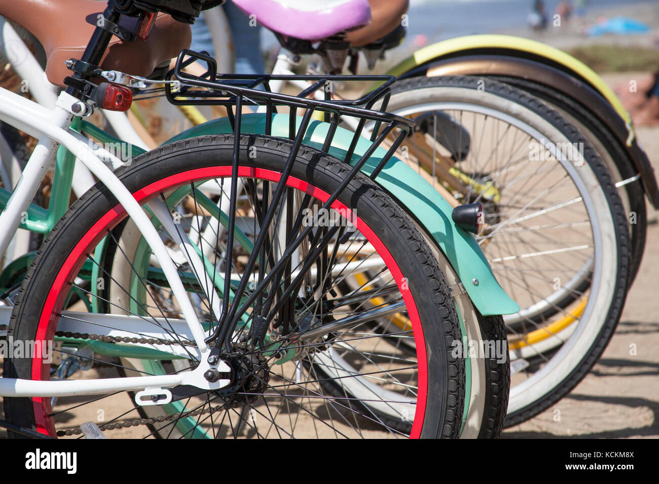 Un groupe de deux roues des vélos à la côte de del mar, à San Diego, en Californie. Banque D'Images