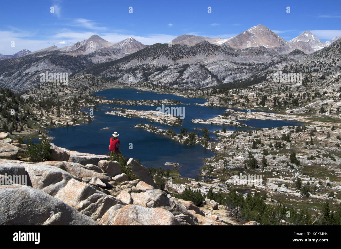 Randonneur s'arrête pour regarder Marie Lacs de Selden passer le long de la John Muir Trail dans la Sierra Nevada en Californie Banque D'Images