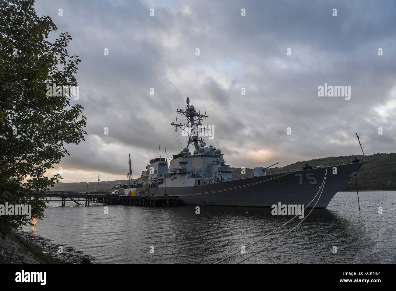 La classe Arleigh Burke destroyer lance-missiles USS Donald Cook (DDG 75) Banque D'Images