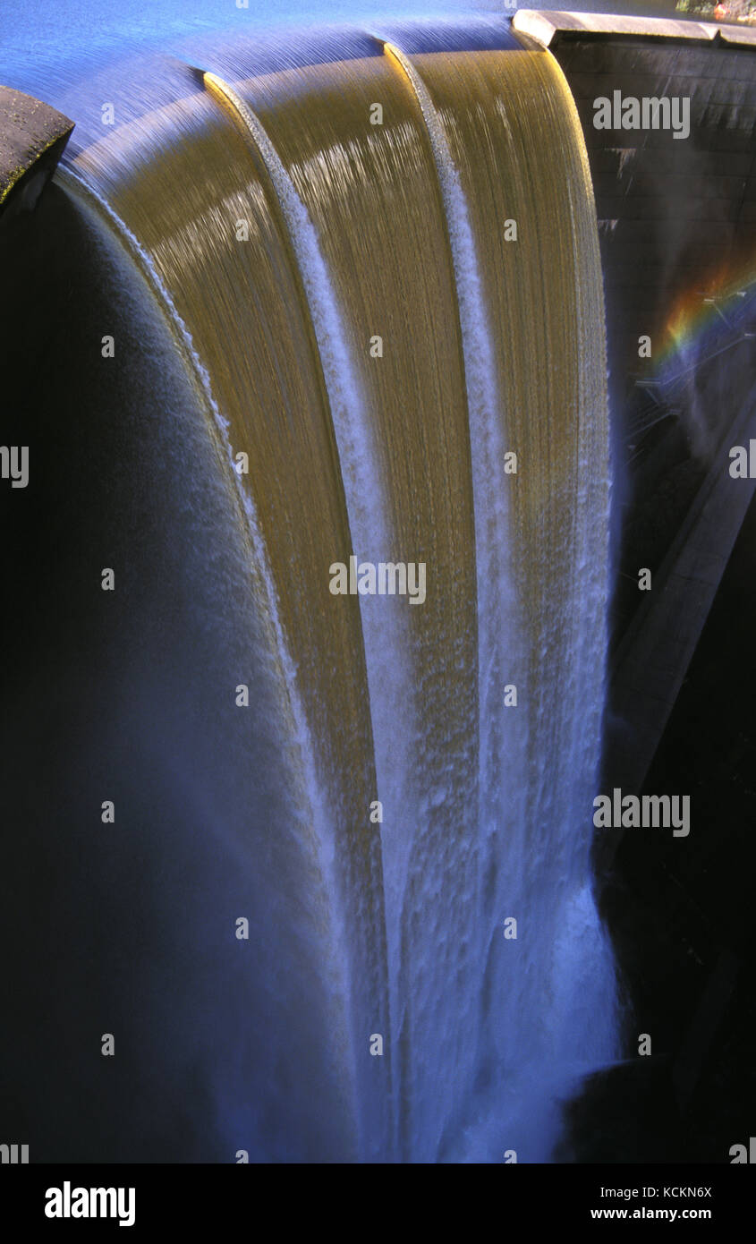 Le déversoir du barrage Devils Gate, qui fait partie du système d'énergie hydro-électrique Mersey Forth. Un réseau de barrages et de tunnels reliés apporte de l'eau du Mersey A. Banque D'Images