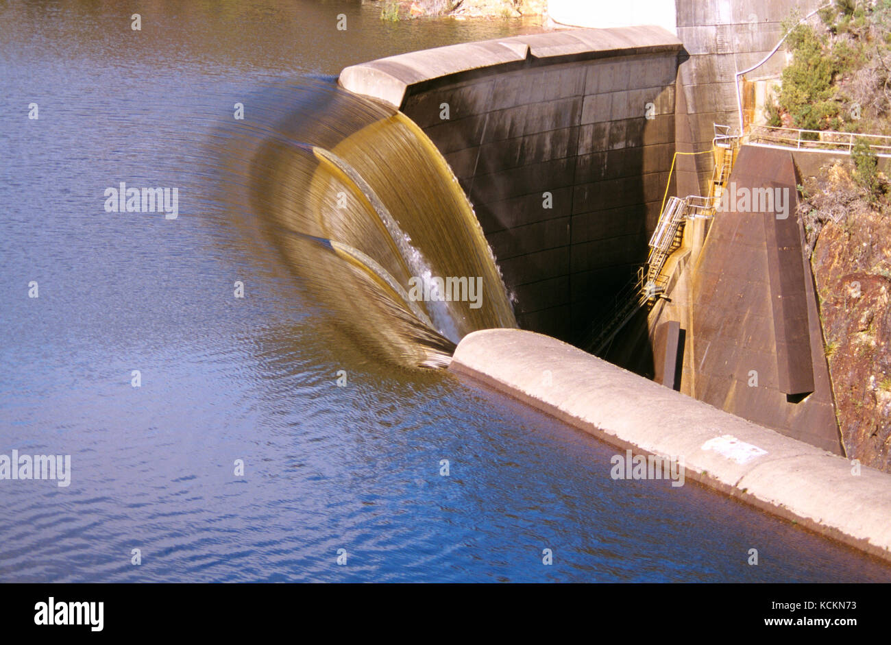 Le déversoir du barrage Devils Gate, qui fait partie du système d'énergie hydro-électrique Mersey Forth. Un réseau de barrages et de tunnels reliés apporte de l'eau du Mersey A. Banque D'Images