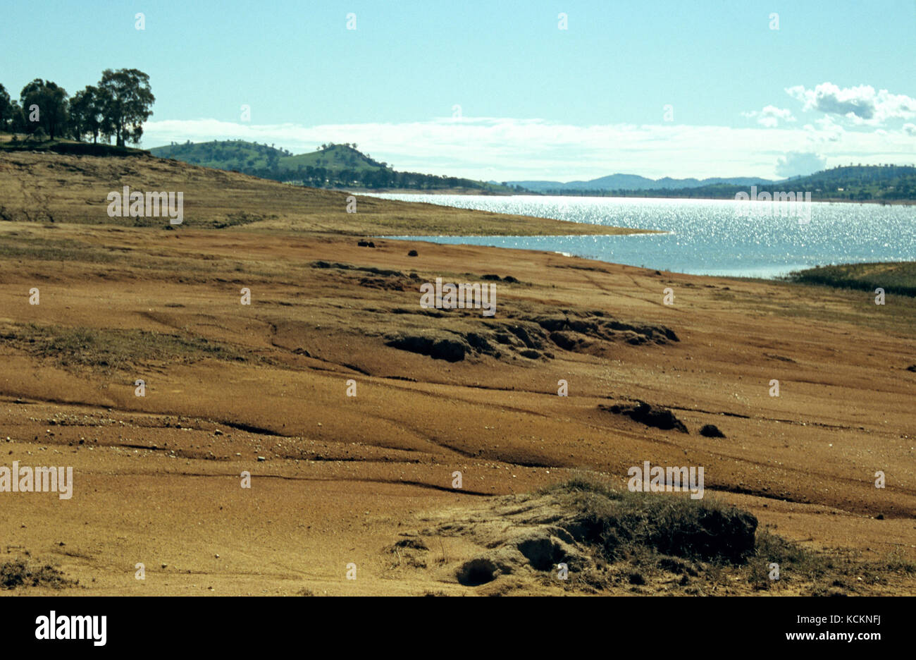 Réservoir de Lake Hume ou de Hume Weir, à une capacité de 25 pour cent pendant la sécheresse en 2007. Albury-Wondonga, Nouvelle-Galles du Sud, Australie Banque D'Images