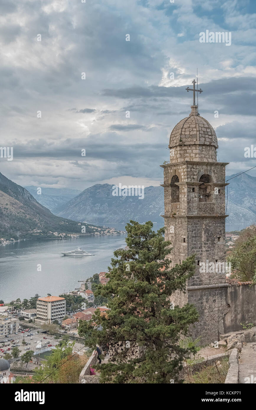L'église de NotreDame du remède surplombant la baie de Kotor au