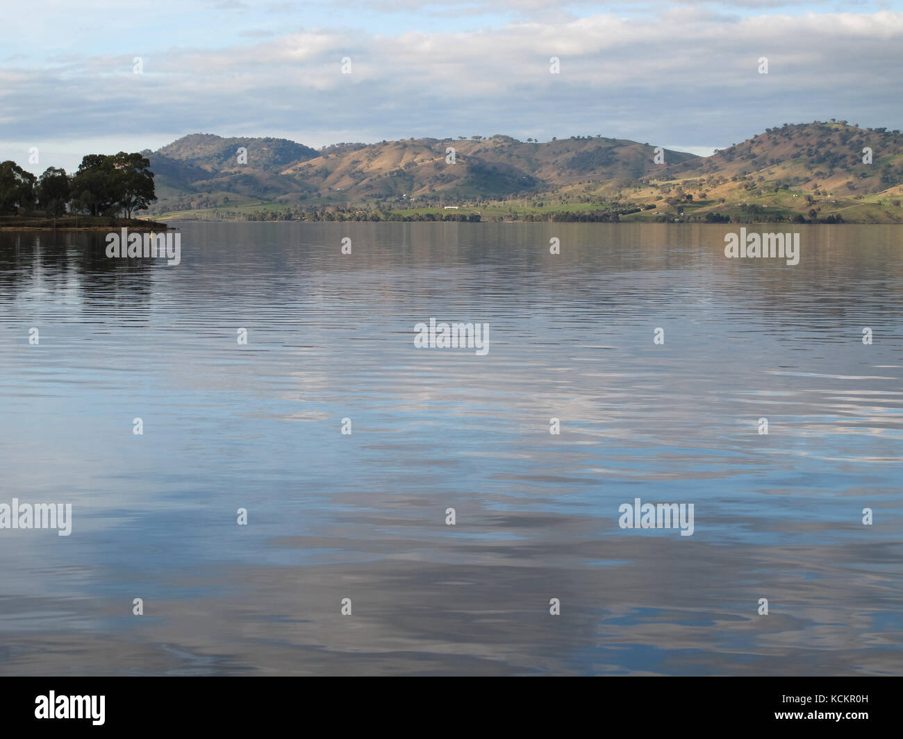 Lac Hume, plein en 2011 après plus d'une décennie de sécheresse. Cf. Image JHF00399 de septembre 2007 où le niveau d'eau était à environ 24 pour cent de la capacité Banque D'Images