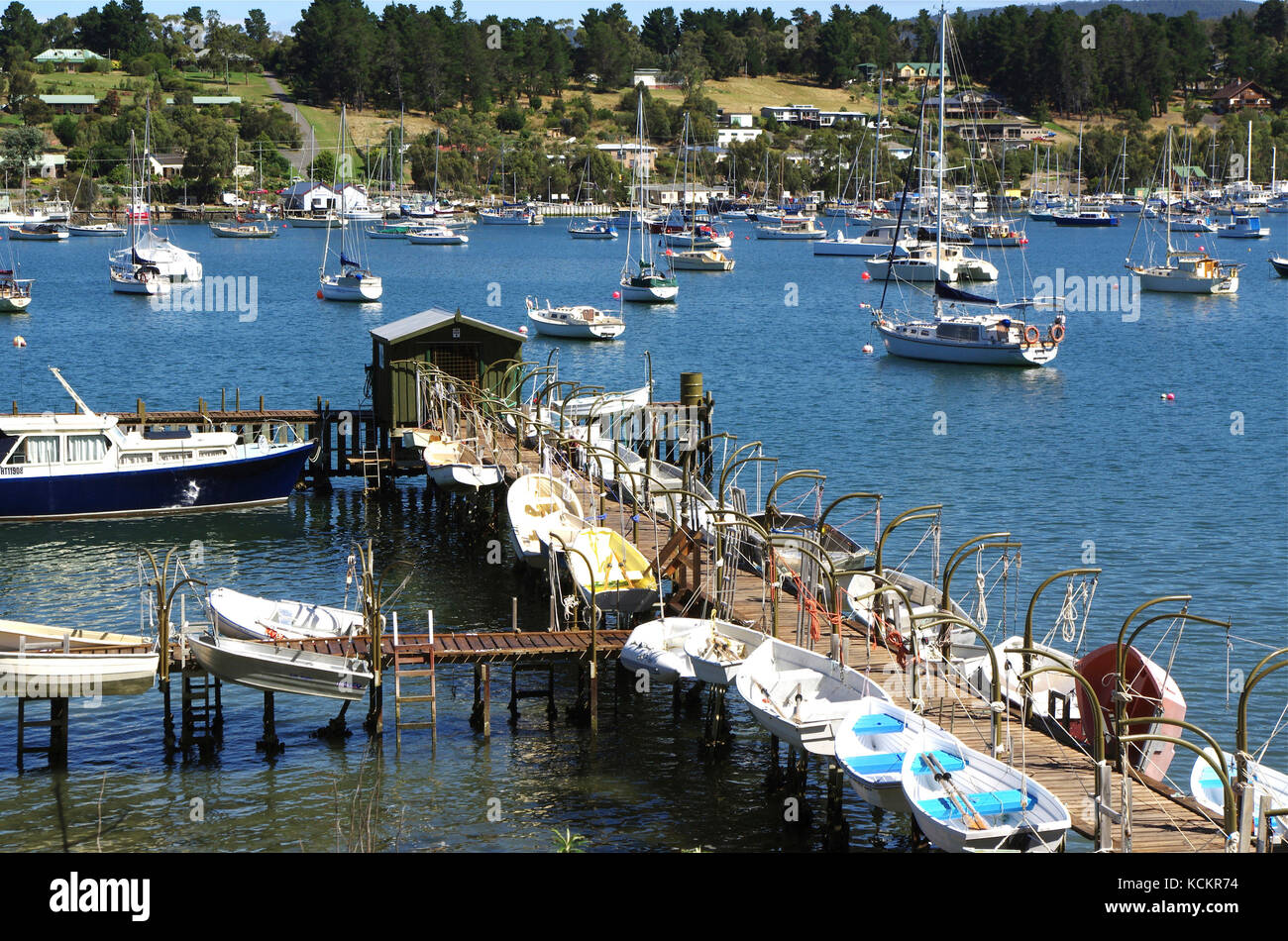 Des bateaux amarrés à Kettering, une ville côtière sur le chenal d’Entrecasteaux qui sépare l’île Bruny de la Tasmanie continentale. Être situé près de t Banque D'Images