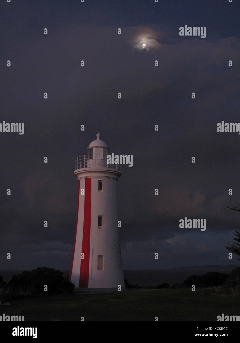Phare de Mersey Bluff au clair de lune, avec sa bande rouge distinctive. Devonport, Tasmanie, Australie Banque D'Images