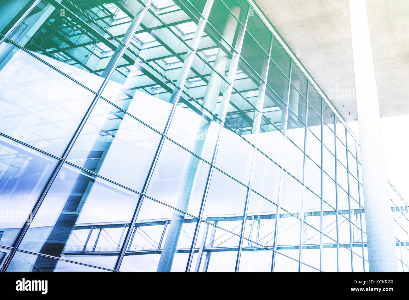 Façade en verre d'extérieur de bâtiment de bureau , abstrait architecture Banque D'Images