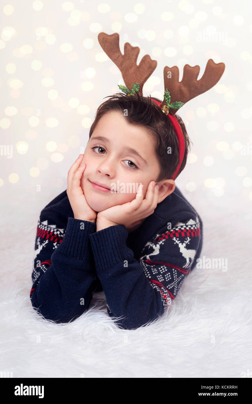 Heureux l'enfant sur enfant heureux Noël à Noël Banque D'Images