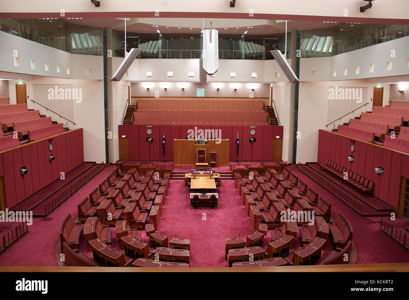 Chambre du Sénat dans la Chambre du Parlement avec sa couleur rouge, correspondant à celle de la Chambre des Lords du Parlement britannique. Le président de Banque D'Images