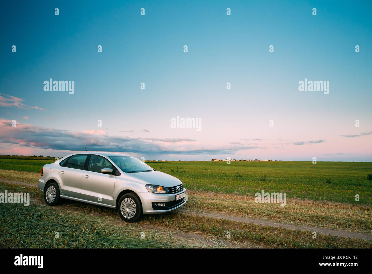 Gomel Belarus Juin 6 16 Volkswagen Polo Voiture Gratuit Sur Champ De Ble Coucher Du Soleil Lever Du Soleil Ciel Dramatique Sur Un Arriere Plan Sous Le Soleil De La Soiree Gomel Belarus Juin 6 16 Volkswagen Polo Voiture Gratuit Sur Champ De Ble Coucher Du Soleil Lever Du Soleil Ciel Dramatique Sur Un Arriere Plan Sous Le Soleil De La Soiree