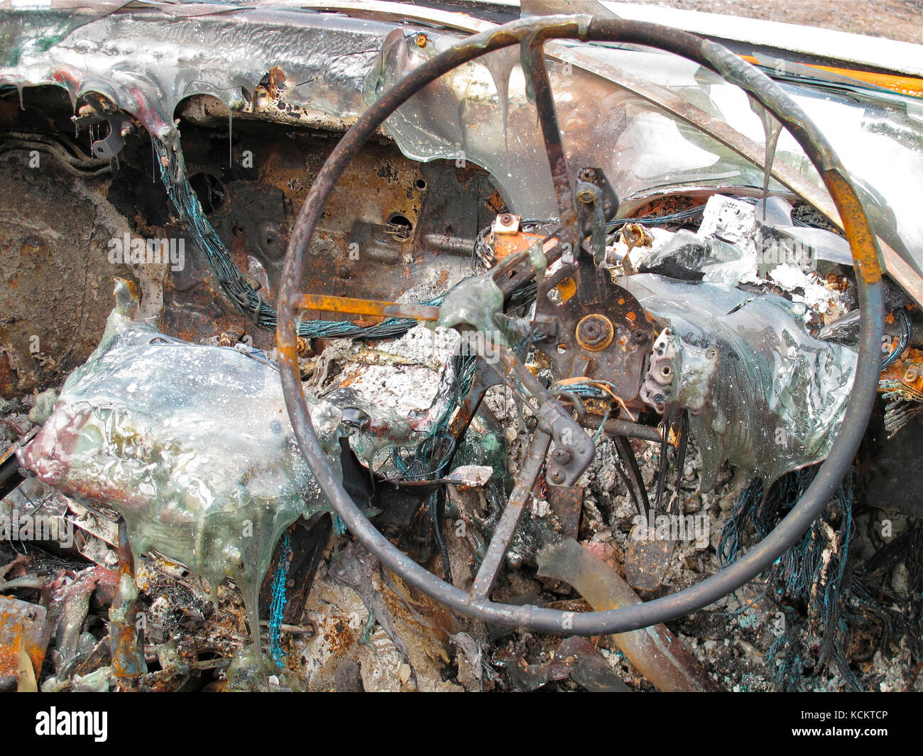 Après les feux de brousse catastrophiques de janvier 4 2013, montrant le verre de fenêtre fondu par la chaleur intense. Dunalley, sud-est de la Tasmanie, Australie Banque D'Images