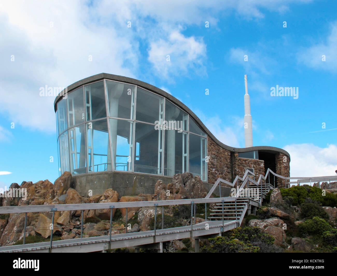 Bâtiment d’observation au sommet du mont Wellington, et au-delà, l’une des deux tours de transmission au sommet de la montagne. Hobart, Tasmanie, Australie Banque D'Images