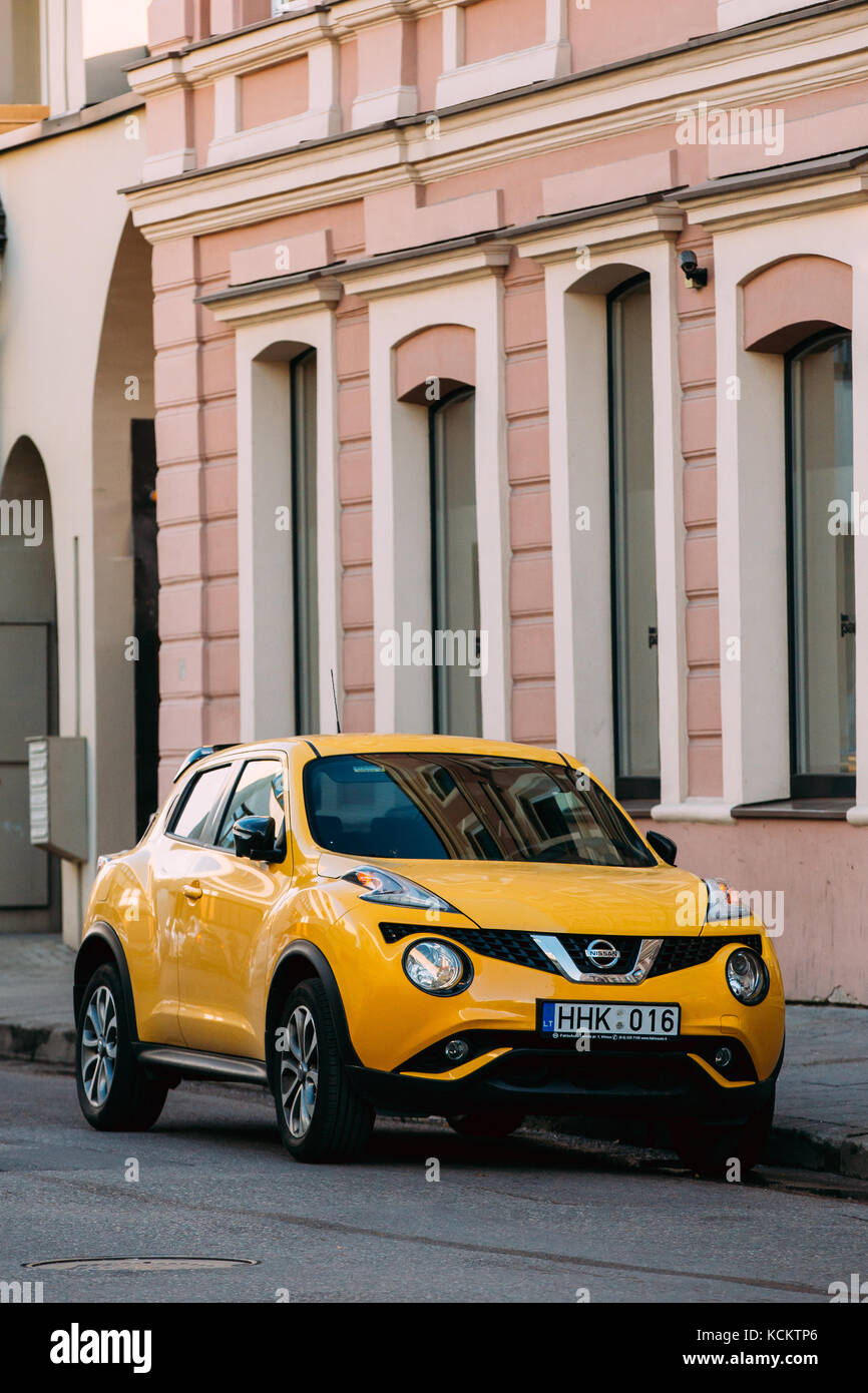 Vilnius, Lituanie, Europe de l'Est - 7 juillet 2016 : couleur jaune Nissan Juke voiture garée dans la rue en ville d'Europe. sous-compacte de Nissan Juke est crossover Banque D'Images