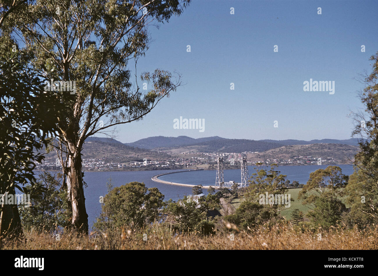 Une photo de mi-1950s de l'ancien pont de Hobart, un pont flottant d'environ un kilomètre de long entre la rive est et la ville. Sa hauteur de levage s'étend à tous Banque D'Images