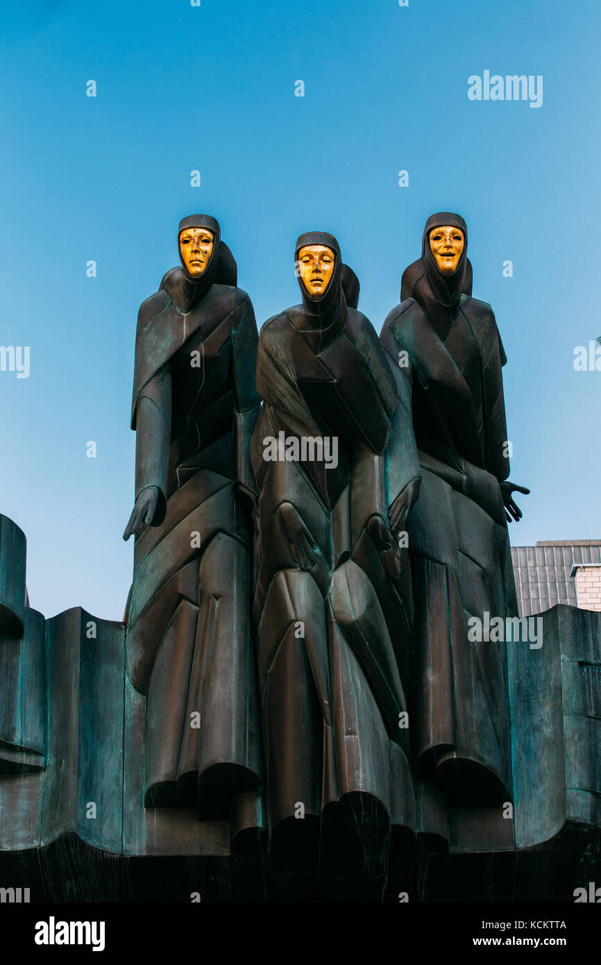 Vilnius, Lituanie, Europe de l'Est - 7 juillet 2016 : sculpture de trois Muses sur façade du bâtiment du Théâtre dramatique national de Lituanie, Banque D'Images