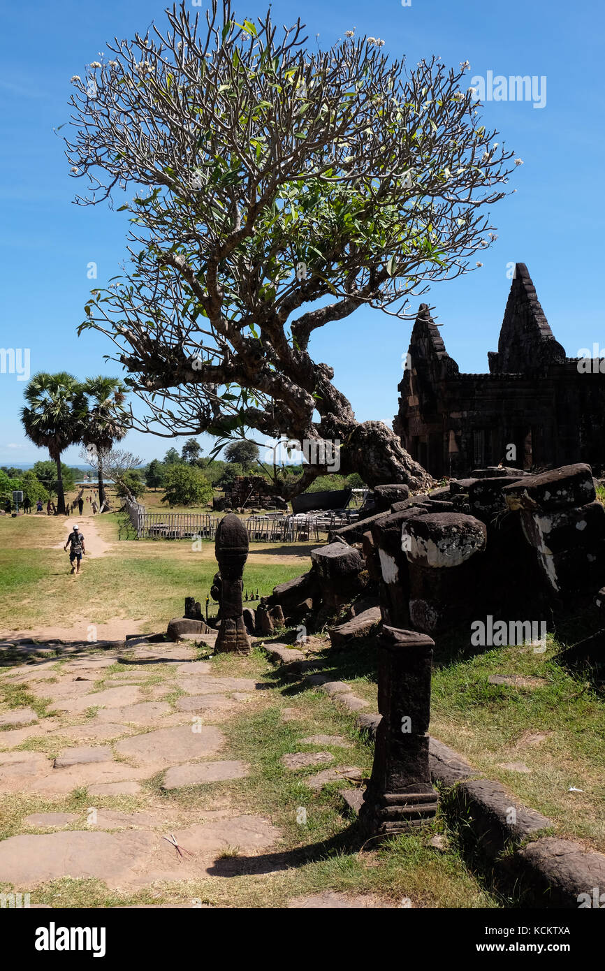 Un touriste fait son chemin passé les anciennes ruines de Wat Phou Champassak, près de Laos. Banque D'Images