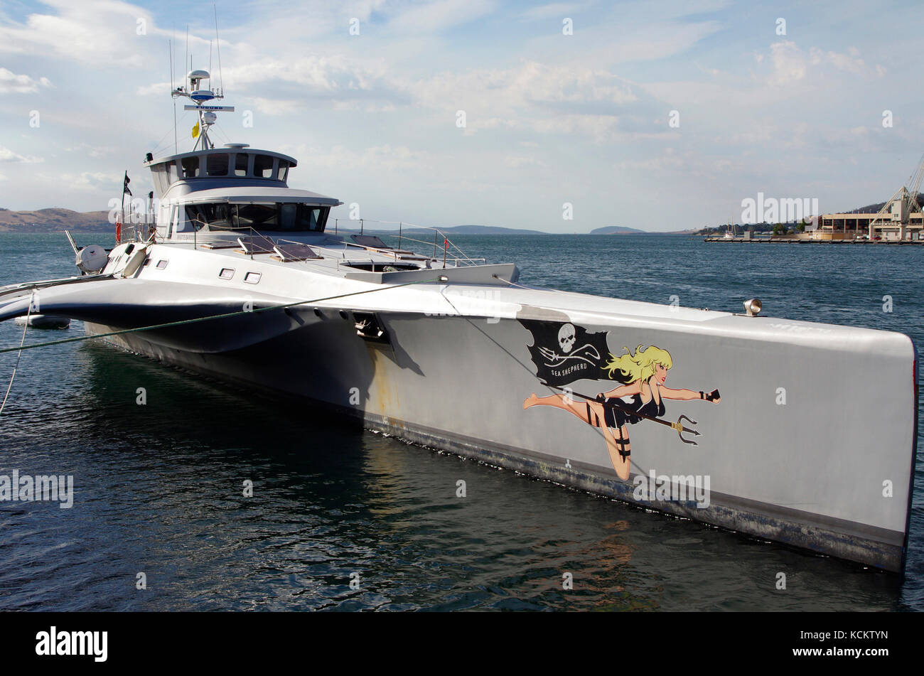 MV Brigitte Bardot, trimaran prenant le temps de récupérer et de réapprovisionner pendant la campagne de la Sea Shepherd conservation Society contre la chasse à la baleine dans l'Antar Banque D'Images