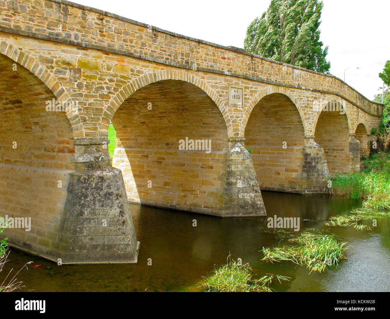 Richmond Bridge, le plus ancien pont d'Australie, construit par des détenus en 1823-25. Les brise-lames ont été ajoutés en 1884. Richmond, Tasmanie, Australie Banque D'Images