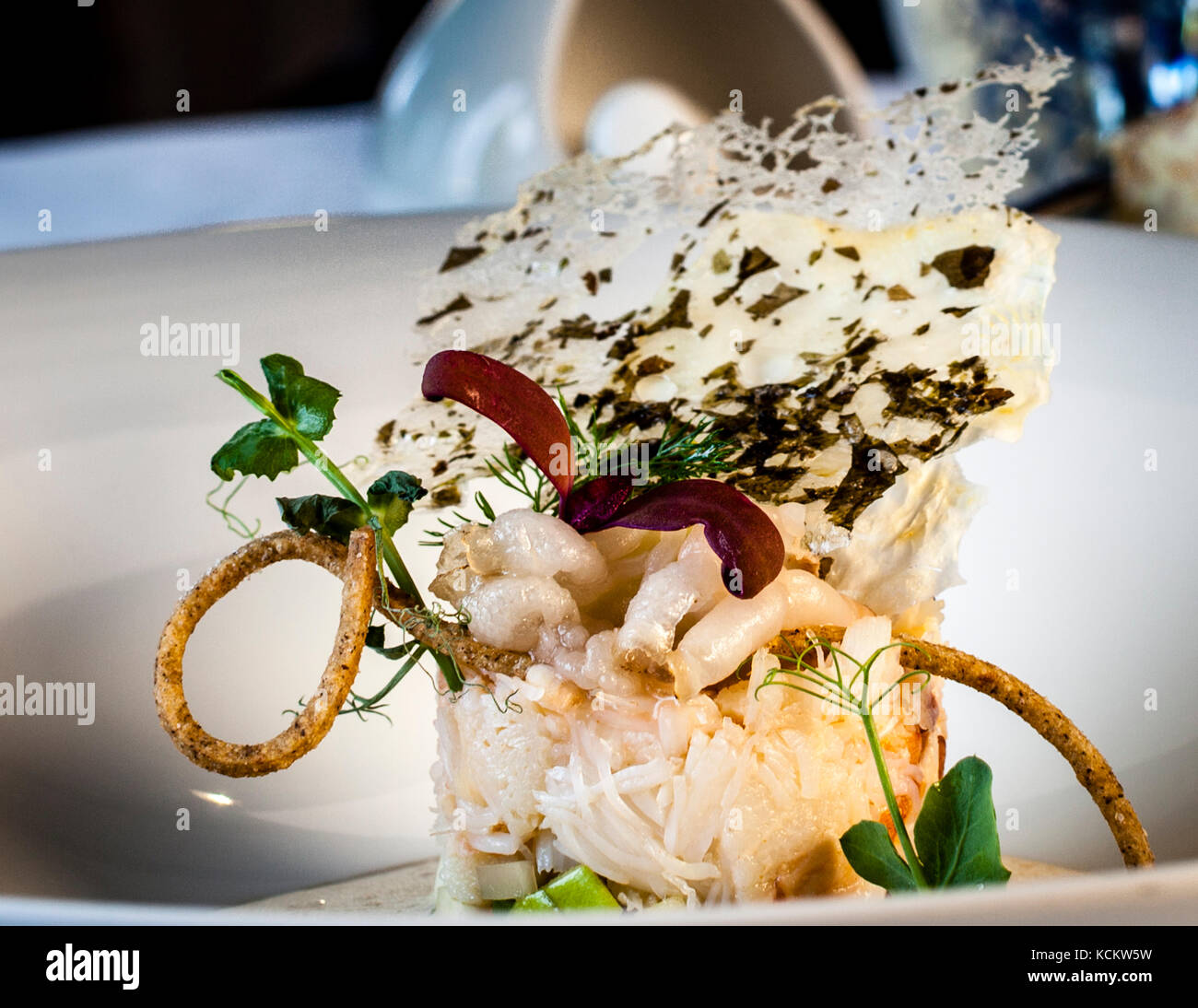 Viande de crabe de Roscoff, céleri, pomme granny, craquelins aux algues, art culinaire du chef Michelin Loïc le bail Banque D'Images