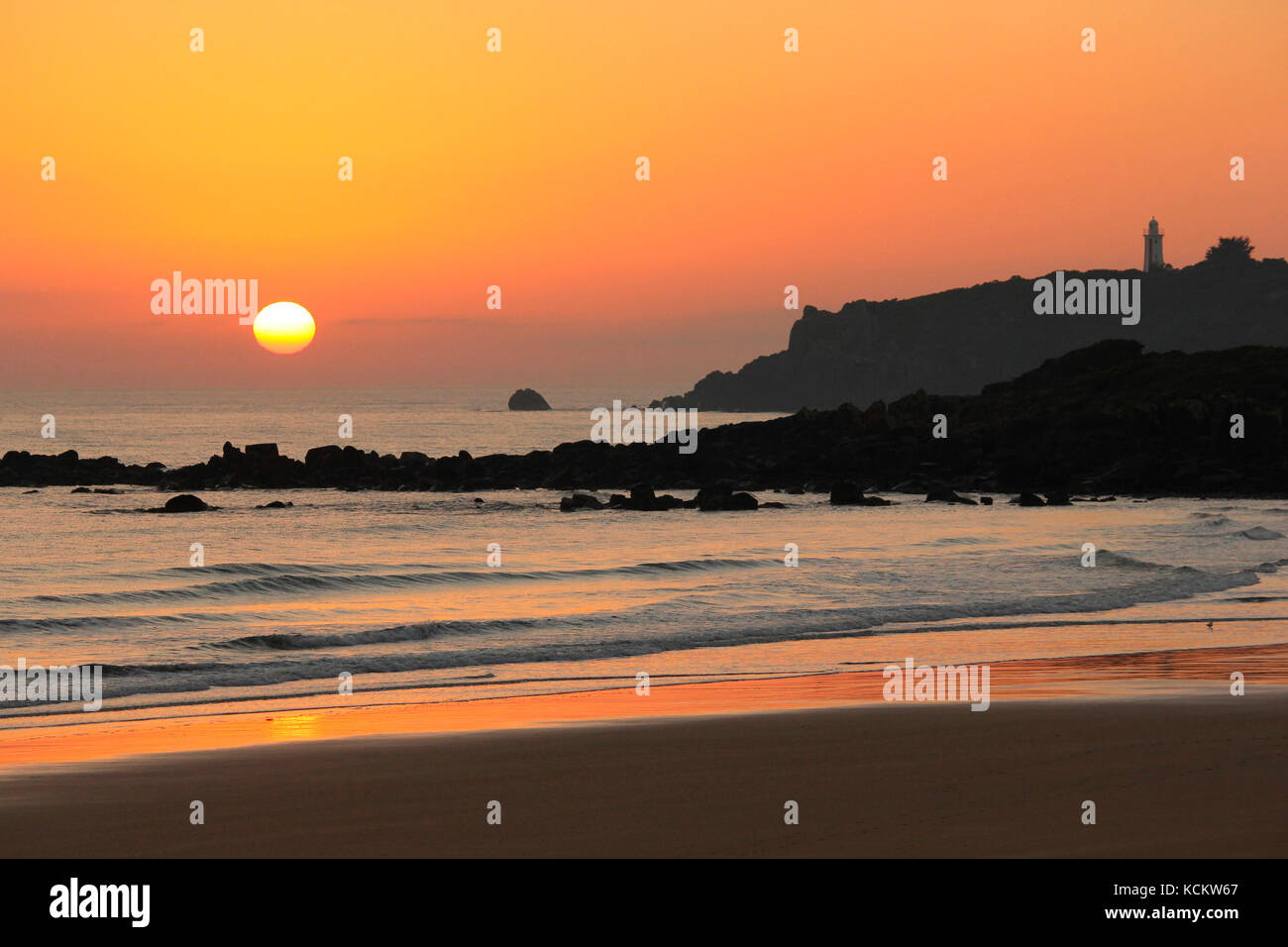 Lever du soleil sur Coles Beach avec le phare de Mersey Bluff en arrière-plan. Devonport, Tasmanie, Australie Banque D'Images