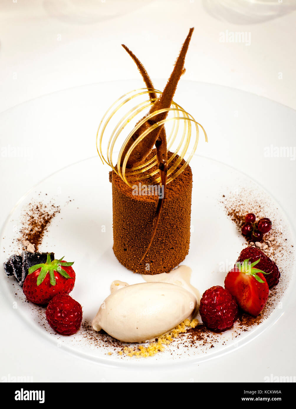 Les merveilleux desserts comme ce gâteau choc au poivre de Timut sur la glace Tonka sont décorés par Florent Jestin. Chocolate Desert by Michelin Star Chef Loïc le bail Banque D'Images