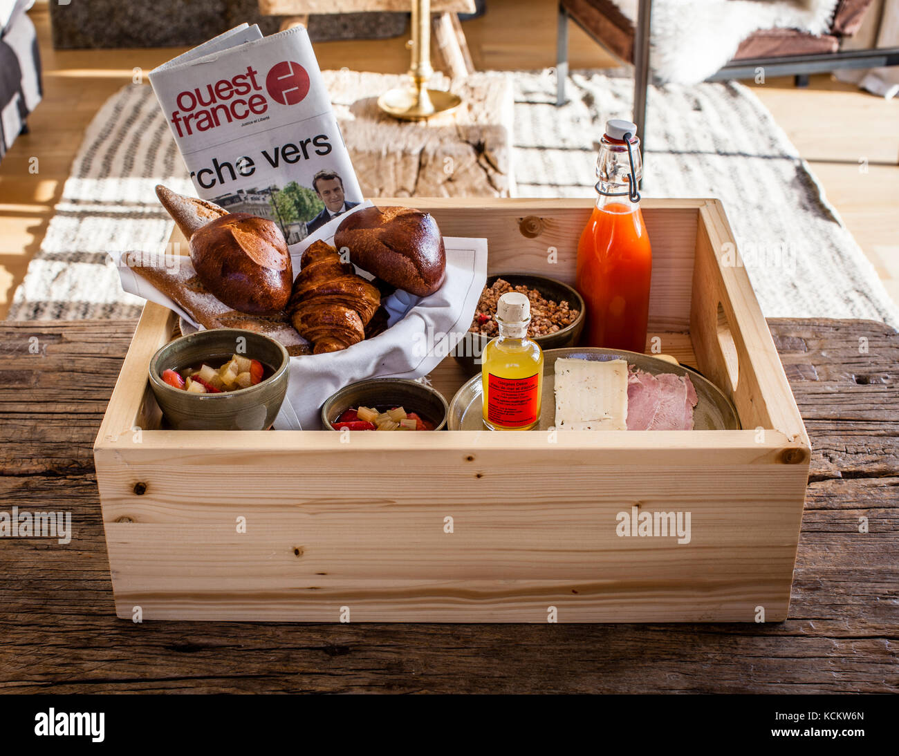 Petit-déjeuner français dans une boîte en bois. La boîte du petit déjeuner est portée à la porte. Bien sûr, un journal quotidien est également inclus Banque D'Images