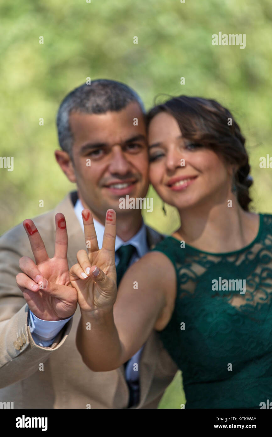 Jeune couple créant mot d'amour. Banque D'Images