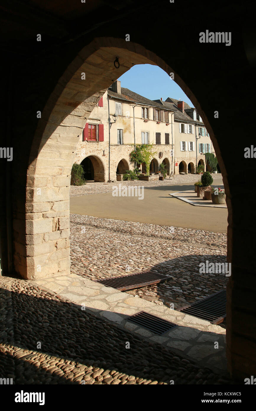Sauveterre-de-Rouergue (sud de la France) : maisons traditionnelles sur la place "place de la Bastide". Façades de maisons traditionnelles et d'arcs de la forme Banque D'Images