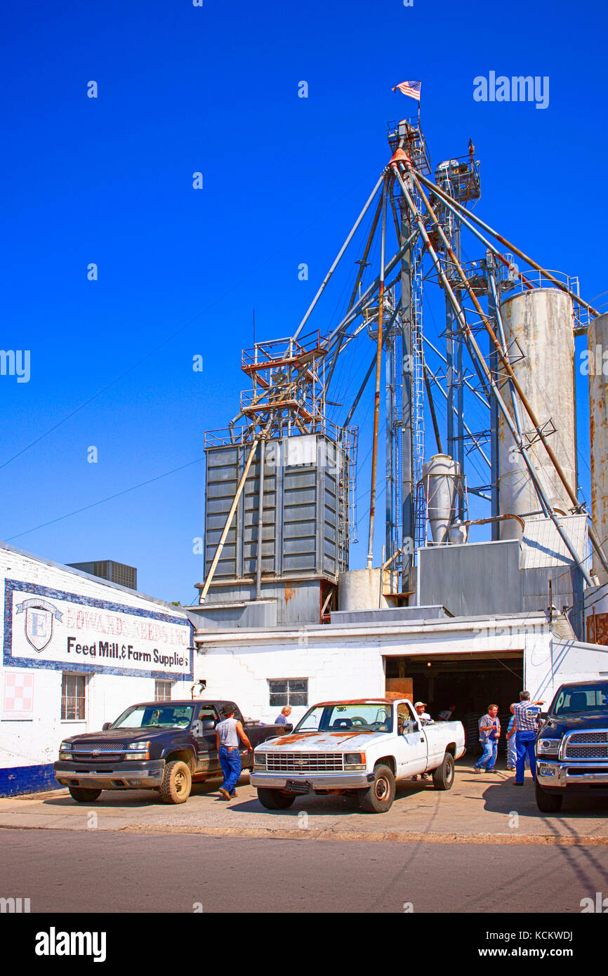 Les gens en dehors des activités Edwards Feed and Farm Supplies négligées par les silos à grains au Liban TN, aux États-Unis Banque D'Images