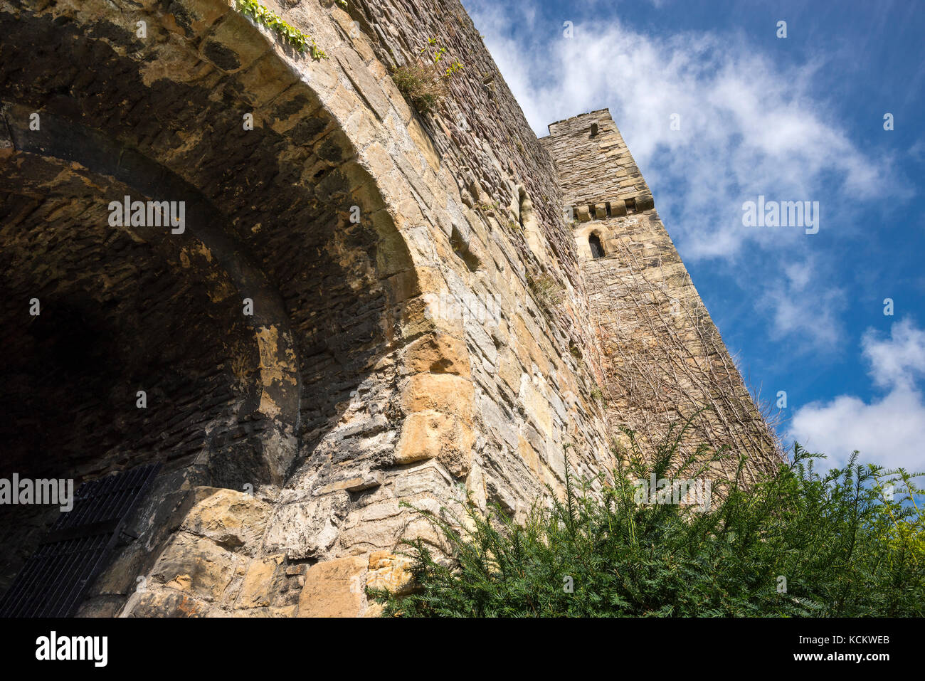 À la recherche jusqu'à une arcade menant dans les ruines de château de Richmond, North Yorkshire, Angleterre. Banque D'Images