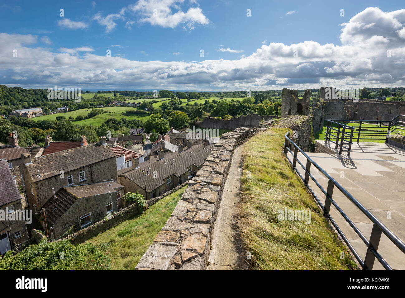 Vue depuis le donjon au château de Richmond, North Yorkshire, Angleterre. Banque D'Images