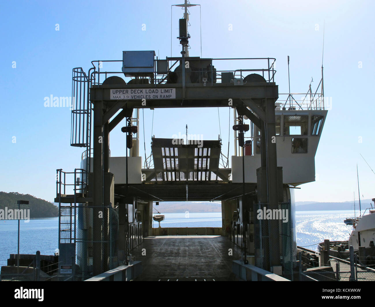 Le ferry de Bruny Island ‘Mirrambeena’. Il vient de décharger deux ponts de voitures de l'île Bruny et est maintenant prêt à charger des véhicules pour le tri de 35 minutes Banque D'Images