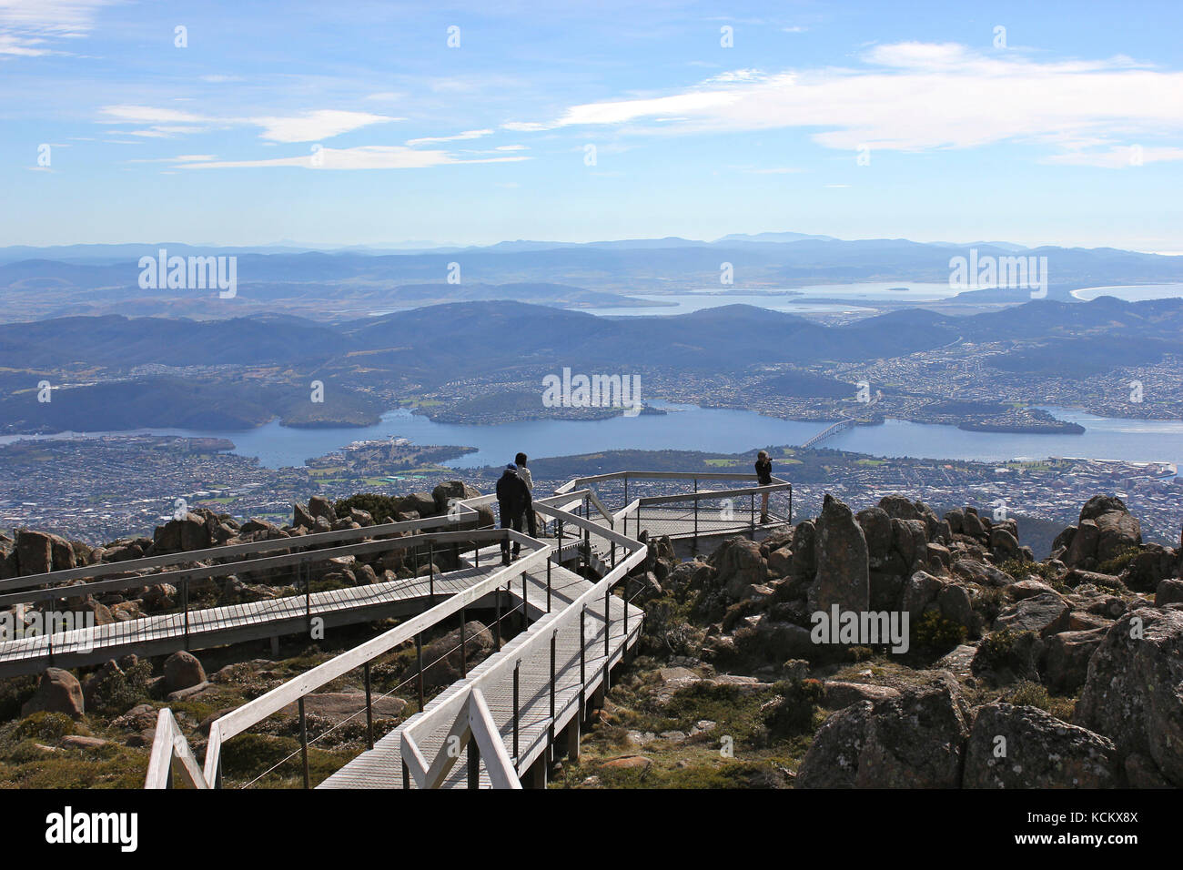 Point d'observation du Mont Wellington avec un visiteur qui regarde Hobart ci-dessous. Le mont Wellington est une fois de plus l'objet de controverse sur les plans pour un téléphérique fr Banque D'Images