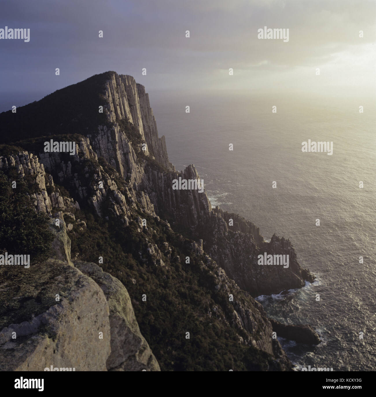 Pilier du Cap avec des falaises jusqu'à 300 m de haut, de dolérite en colonnes sous un ciel descendant sur la piste de marche de quatre jours, 46 km, entre Denmans Cove et for Banque D'Images