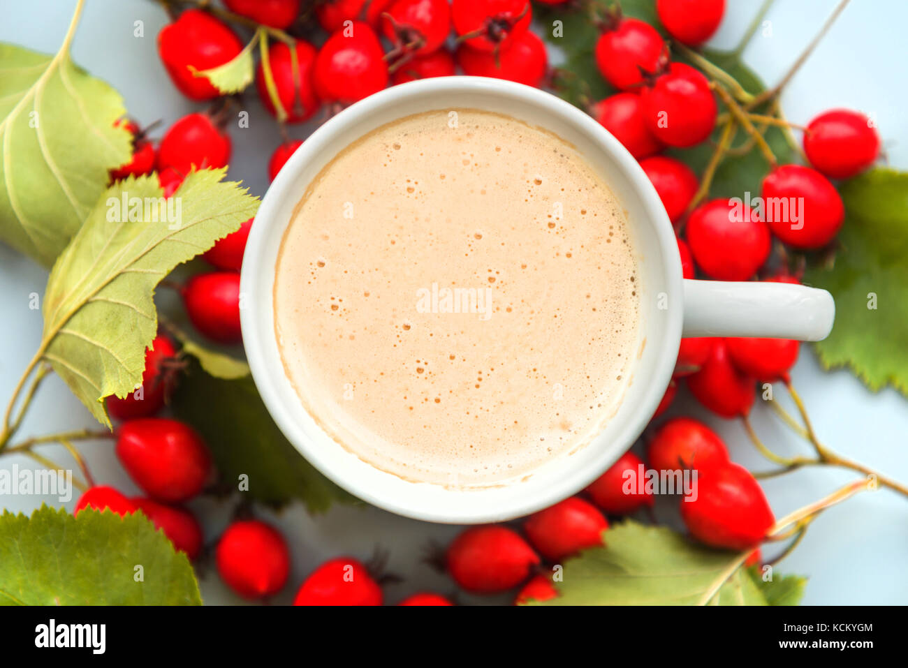 Dans une tasse de café sur un fond bleu avec vinette Banque D'Images